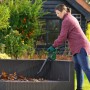Frau benutzt Bosch Akku-Laubbläser UniversalLeafBlow 18V zum Laub entfernen.