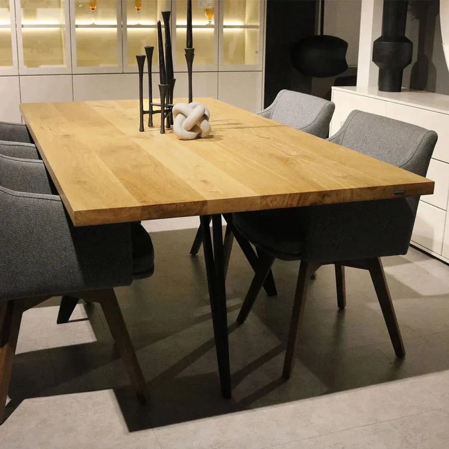 Holz4home Tischplatte aus Eiche, 240x100 cm, ohne Baumkante. Moderner Esstisch mit grauen Stühlen.