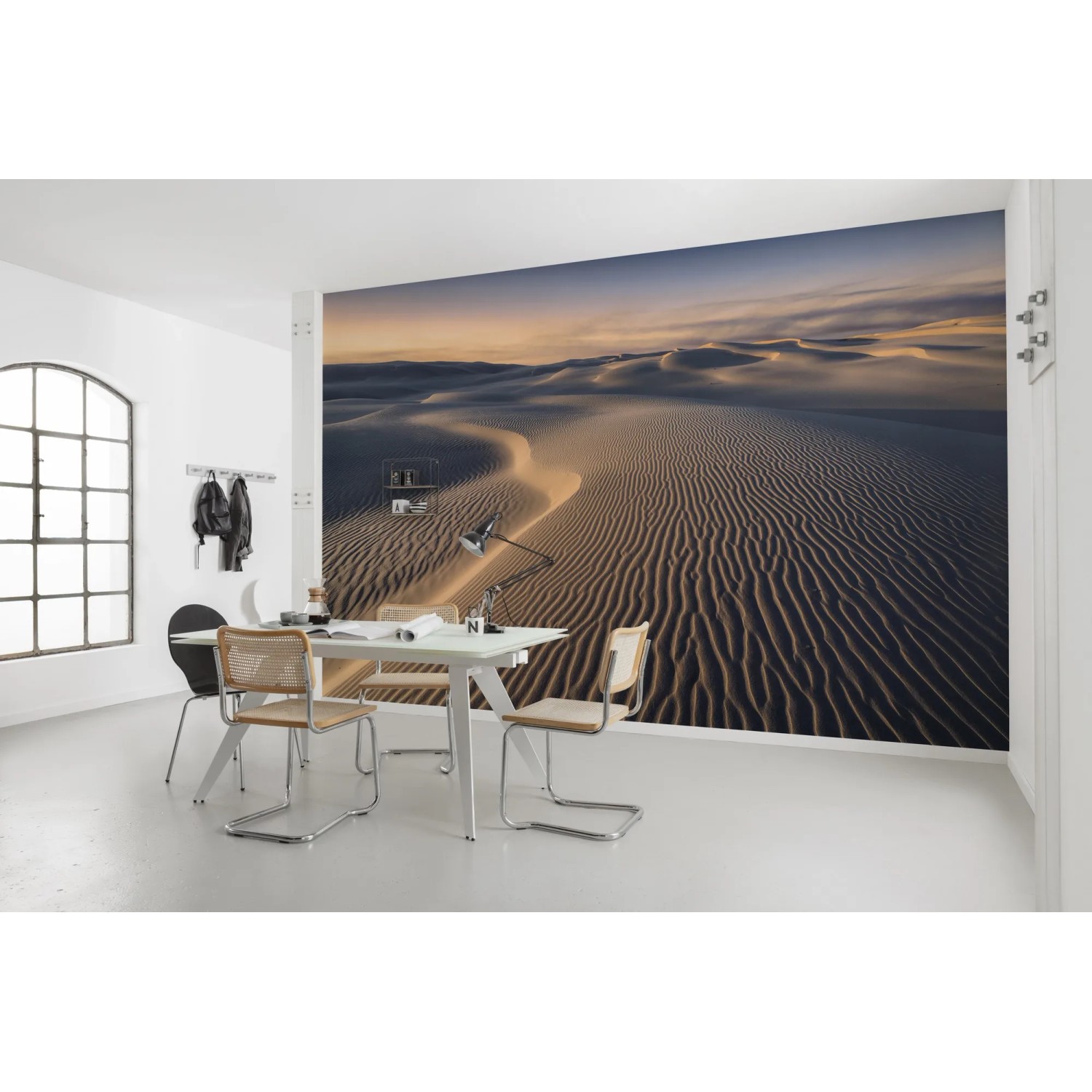 Vlies Fototapete Glowing Lines (450x280 cm) mit Wüstenmotiv im Raum.