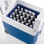 Geöffnete blaue Mobicool Kühlbox MT48W mit Getränken in einer Kiste. Ideal für Camping und unterwegs.