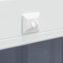Weißer Gardinia Klebehaken am Fensterflügel für Rollos oder Deko.