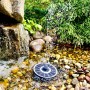 Heissner Solar-Teichpumpen-Set mit schwimmender Solarinsel und LED-Beleuchtung im Gartenteich.
