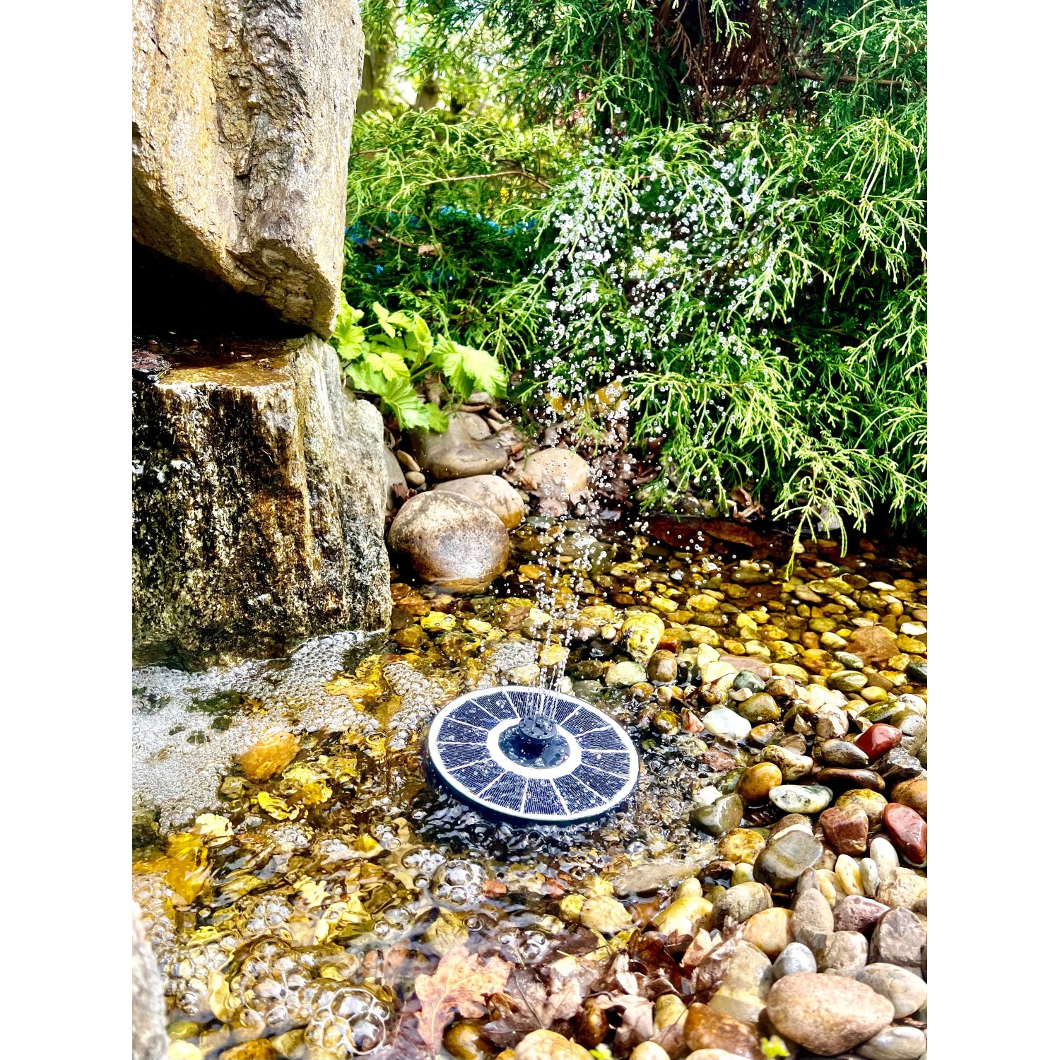 Heissner Solar-Teichpumpen-Set mit schwimmender Solarinsel und LED-Beleuchtung im Gartenteich.