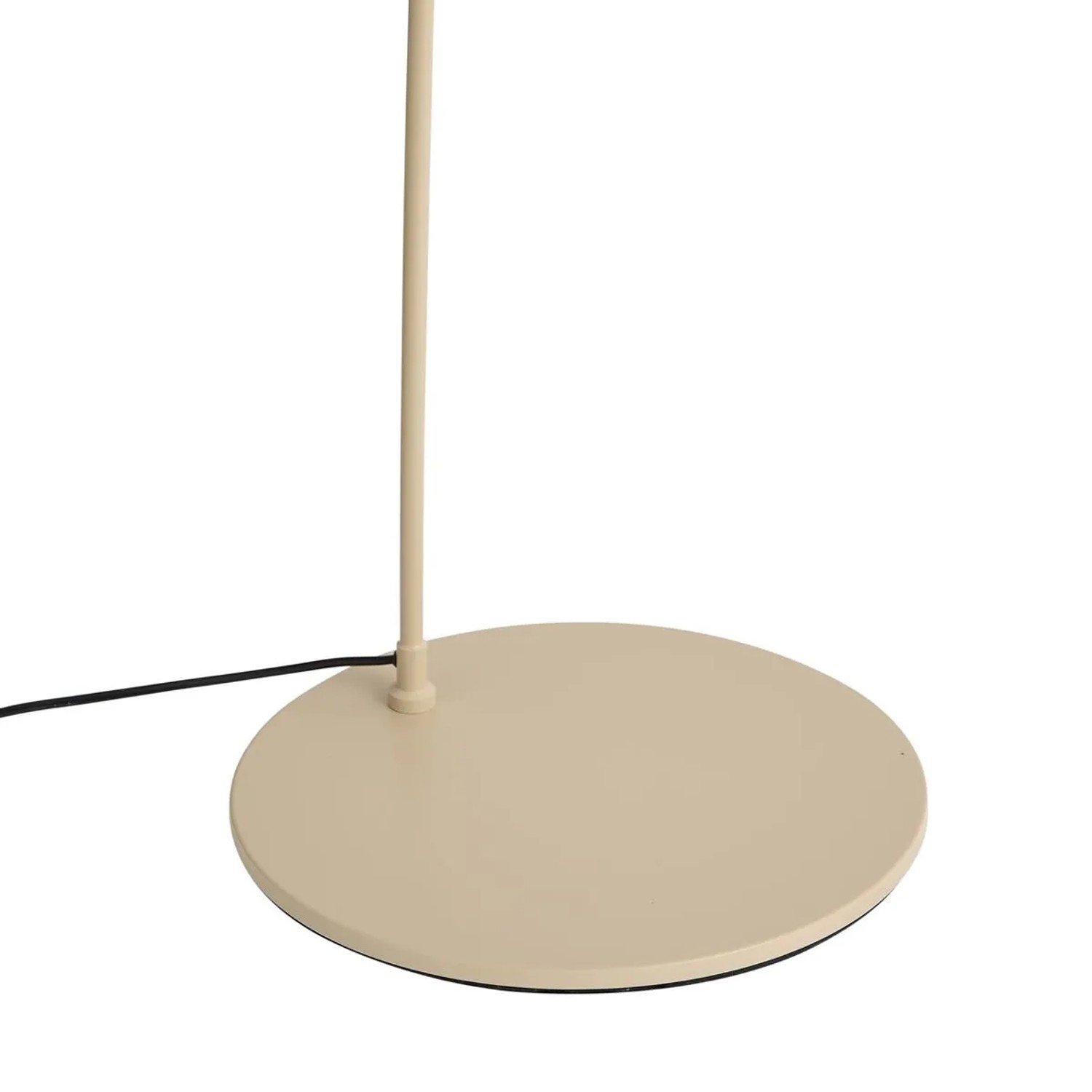 Detailaufnahme: Beige Bogenlampe Vinossa mit rundem Sockel, Teil der Innenleuchte.