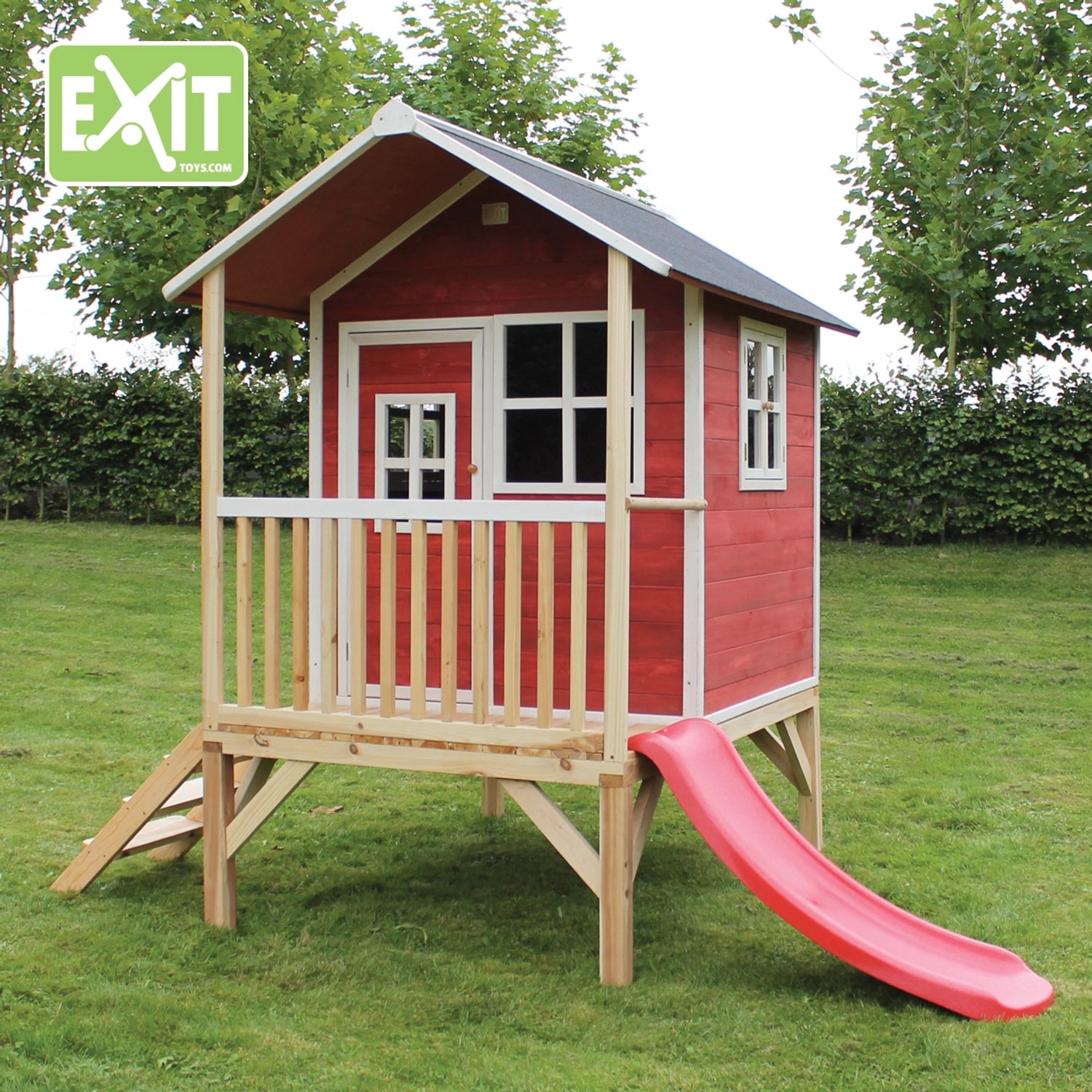 Rotes EXIT Loft 300 Holzspielhaus mit Rutsche und Treppe im Garten.