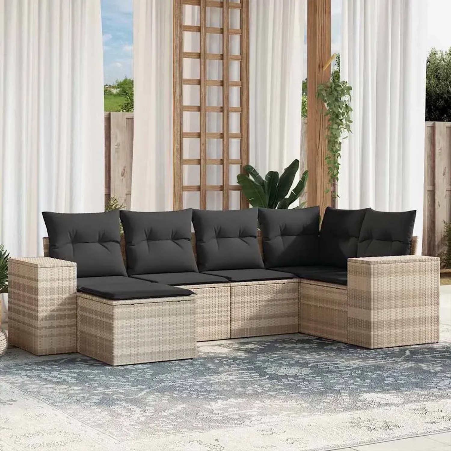 Hellgraue 6-tlg. Garten-Sofagarnitur aus Polyrattan mit dunklen Kissen.