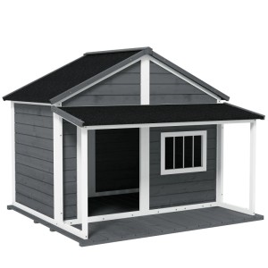 Graue PawHut Hundehütte aus Massivholz mit schwarzem Bitumendach, überdachter Terrasse und Seitenfenster.