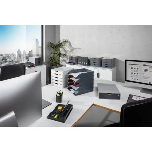 Durable Schubladenbox Varicolor Mix Safe mit 4 Fächern auf Schreibtisch im Büro.