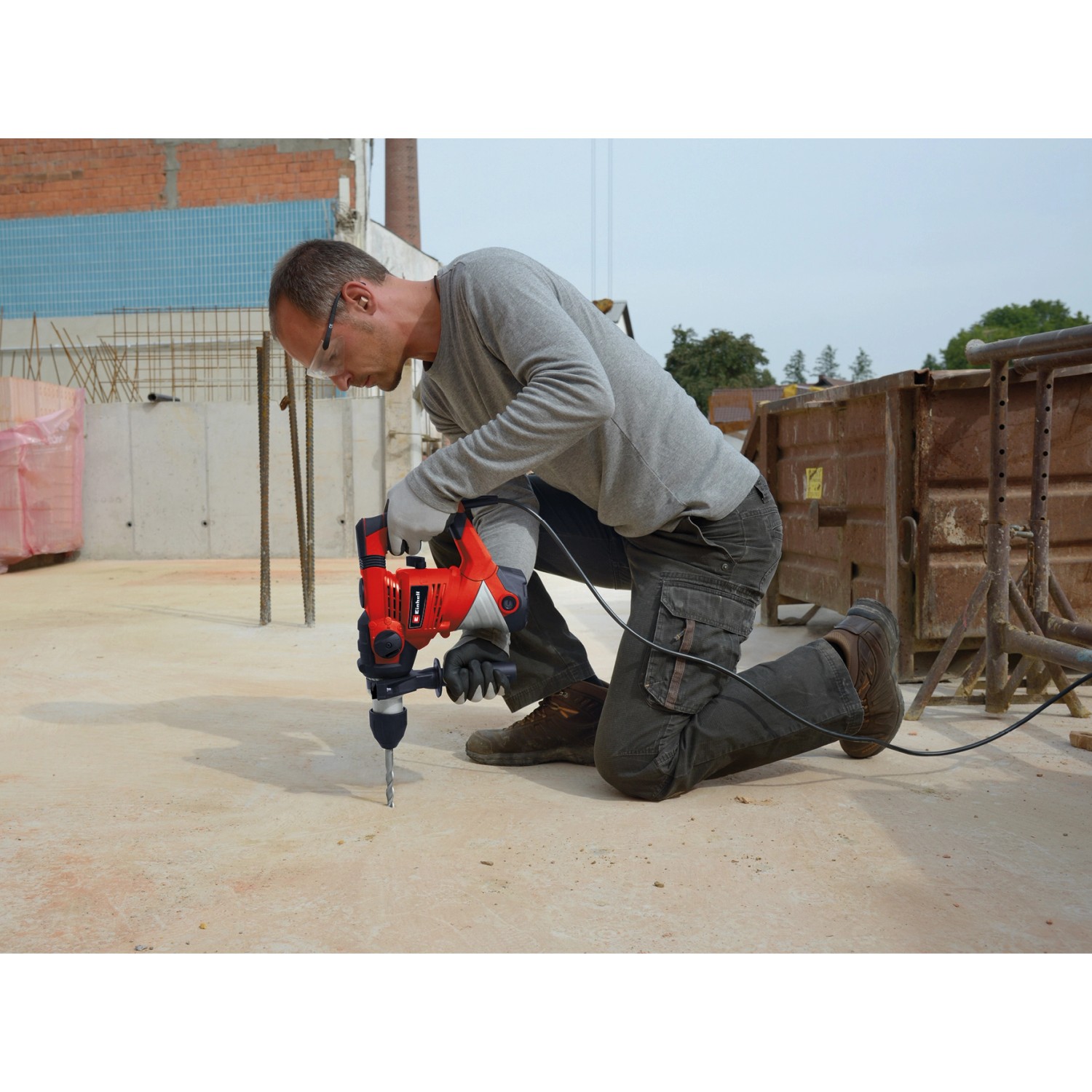 Einhell Bohrhammer TC-RH 1600 in Nutzung: Mann bohrt mit dem 1600W Bohrhammer in Beton.