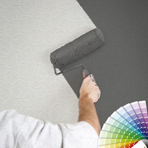 Überstreichbare Vliestapete mit Kreismuster wird grau gestrichen.