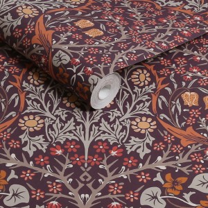 William Morris Blackthorn Vliestapete mit Blumenmuster in Lila, Terrakotta und Senfgelb.