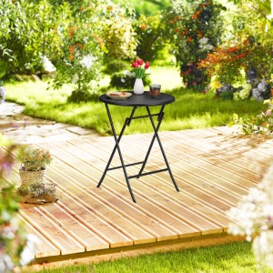 Schwarzer runder Gartentisch in Rattanoptik aus Kunststoff und Stahl, klappbar, auf Holzterrasse.