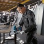 Anwender sägt mit Bosch Akku-Stichsäge GST 18V-125 ein Blech. Akkugerät aus dem Bosch Professional Kit.