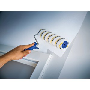 LUX Dispersionswalze 18cm beim Streichen einer Wand. Farbwalze mit Polymix Bezug, gold-grau gestreift.
