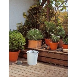 Gardena Urlaubsbewässerungs-Set für 36 Topfpflanzen im Einsatz auf einer Holzterrasse.