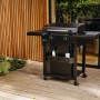 Schwarzer Enders Plancha-Grill Amaro 2 mit zwei Ablageflächen und Stauraum für Gasflasche.