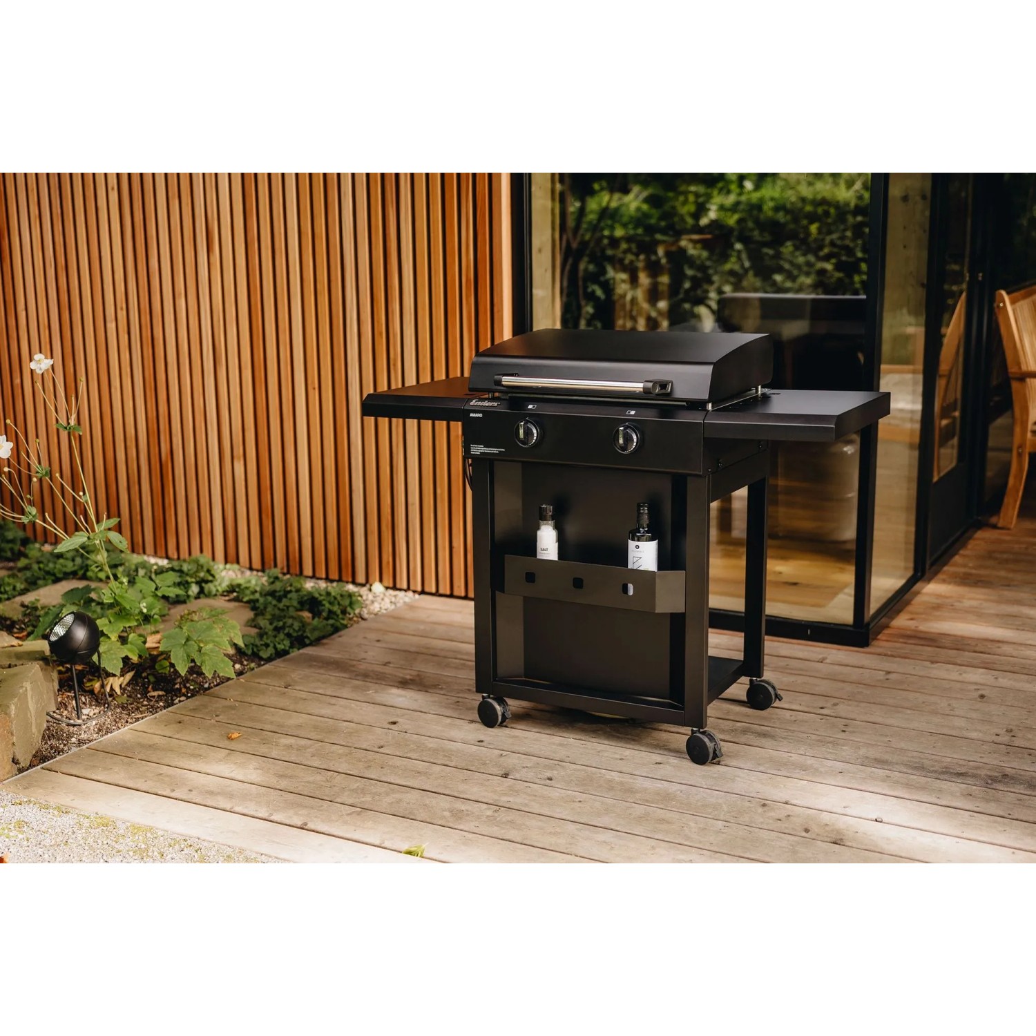 Schwarzer Enders Plancha-Grill Amaro 2 mit zwei Ablageflächen und Stauraum für Gasflasche.