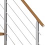 Detailansicht: Dolle Mittelholmtreppe Hamburg Eiche, perlgraues Geländer mit Edelstahlstäben und Holzhandlauf.