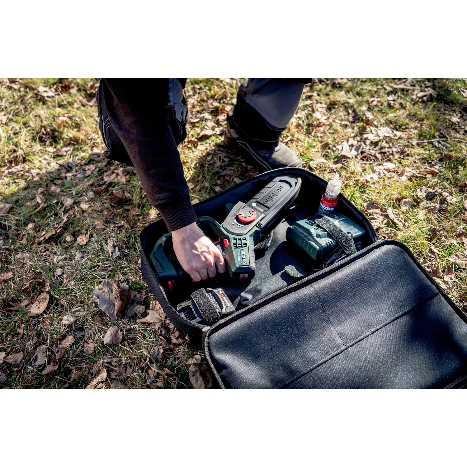 Metabo Akku-Gehölzsäge MS 18 LTX 15 im Set mit Akku, Ladegerät und Tasche.