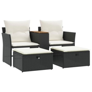 Schwarzes 2-Sitzer Gartensofa mit Hockern aus Polyrattan und cremeweißen Kissen.