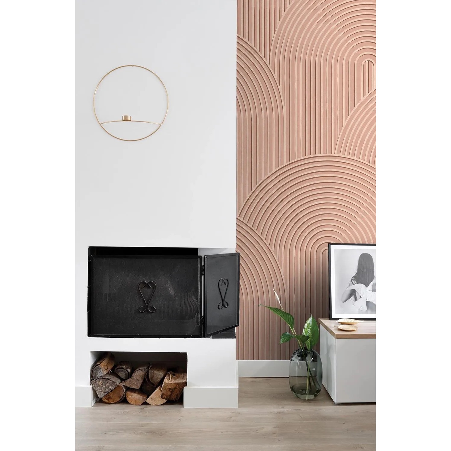 ESTAhome Fototapete 3D Muster Terrakottarosa im Wohnraum mit Kamin und Deko.