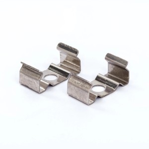 Zwei silberne Aluminium Clips zur Befestigung von LED-Profilen.