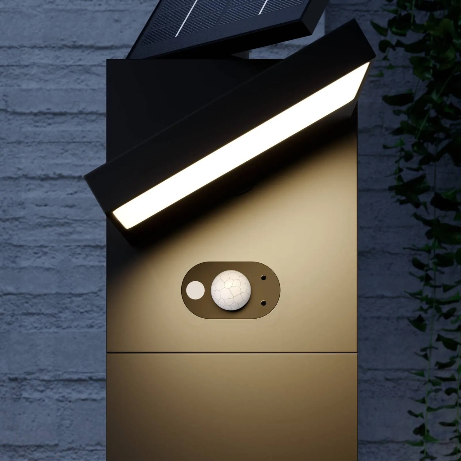 Moderne schwarze Lucande LED Solar-Wegeleuchte Silvan mit Bewegungsmelder und drehbarem Leuchtkopf.