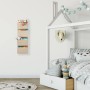 Weißer Relaxdays Hängeorganizer mit 4 Fächern an der Wand im Kinderzimmer. Textile Aufbewahrung.