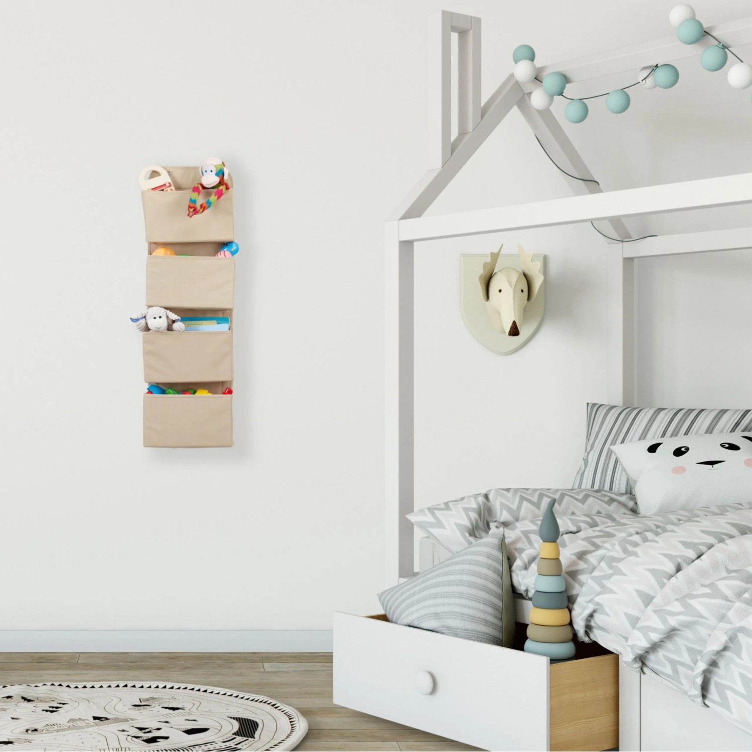 Weißer Relaxdays Hängeorganizer mit 4 Fächern an der Wand im Kinderzimmer. Textile Aufbewahrung.