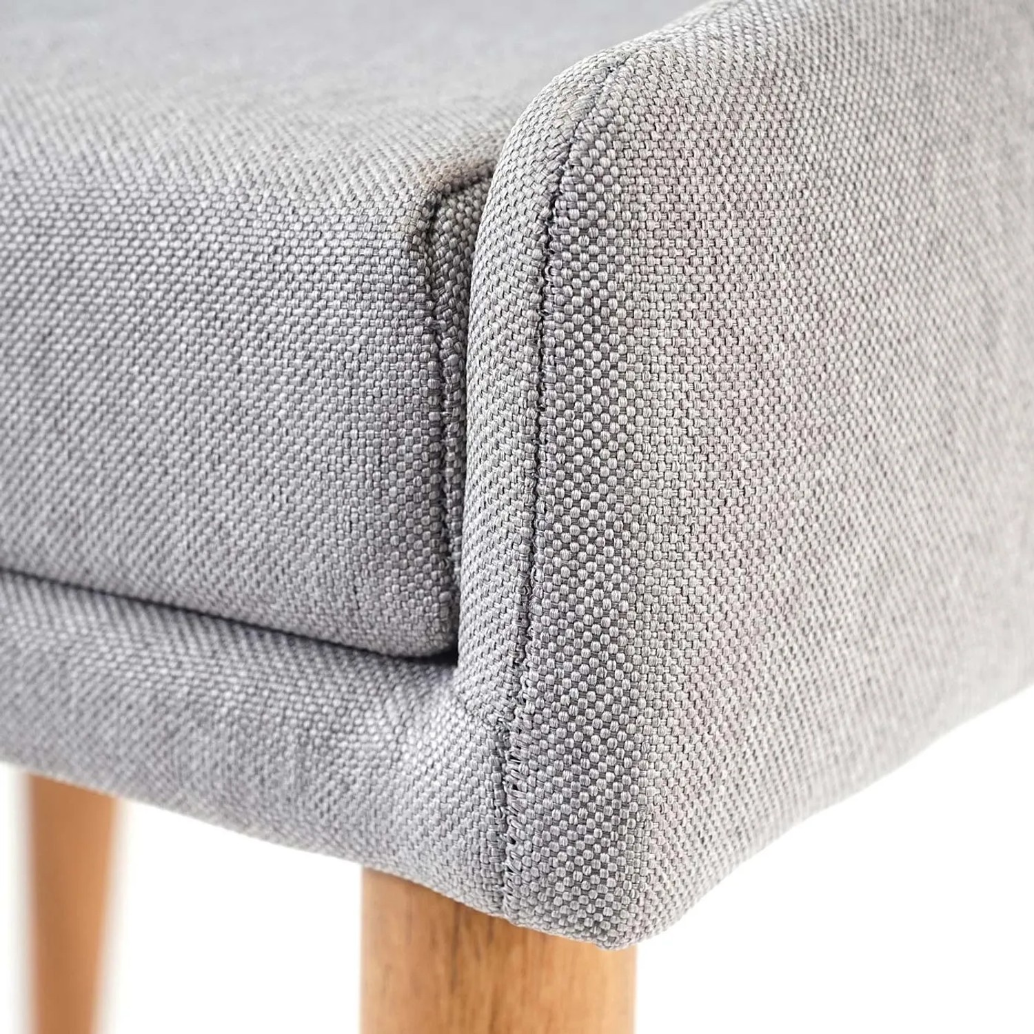 Detailaufnahme: Grauer MCW Esszimmerstuhl (2er-Set) mit Textilbezug und Holzoptik-Beinen.