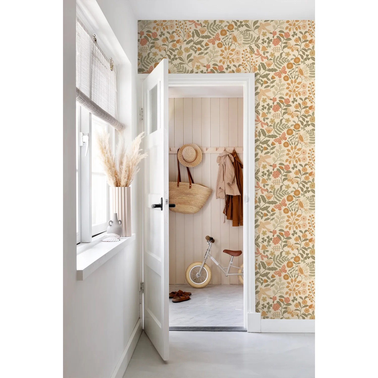 ESTAhome Vliestapete mit Blumen- und Vogelmuster in Orange, Graugrün. Dekorative Tapete im hellen Flur mit Tür.
