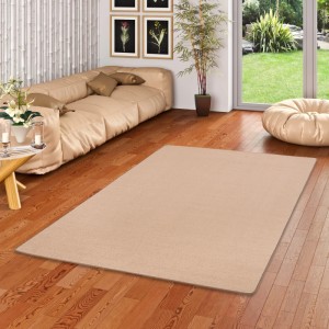 Snapstyle Trend Velours Teppich Joy Karamell, 80x200cm, im Wohnraum auf Holzboden.