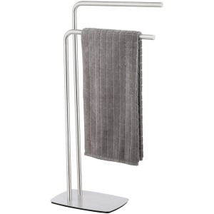 Freistehender Wenko Handtuchständer Iria aus Edelstahl, matt, mit grauem Handtuch.
