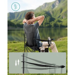 Songmics Campingstuhl-Set (2 Stück) mit verstellbaren Armlehnen in Schwarz vor Bergkulisse.