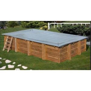 Rechteckiger Holzpool mit grauer Winterabdeckplane "Maui" im Garten.