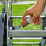 Gardena CleverRoll M Metall Schlauchwagen: Hand verbindet Schlauchstück mit Wagen.