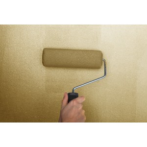 Auftragen von Rust-Oleum Glitzerfarbe Medium Shimmer Gold mit Farbroller auf Wand.