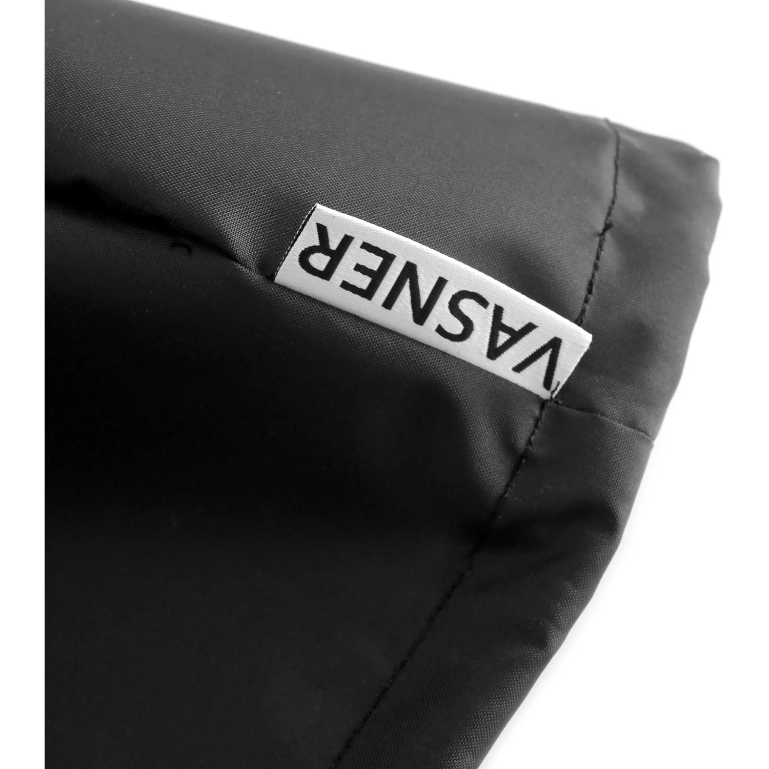 Detailaufnahme der schwarzen Vasner AirCape Abdeckhaube für Heizstrahler mit Markenlabel.