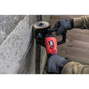 Skil Renovator 7800AA Schleifer in Aktion beim Abschleifen einer Betonwand.