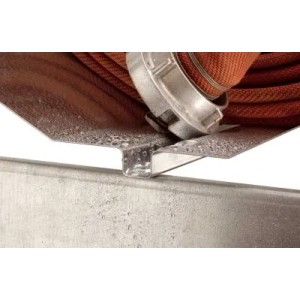 Detailaufnahme: Verzinktes Feuerwehr Schlauchregal mit Schlauch und Wasserablaufrinne.