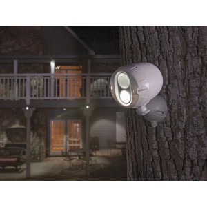 Weißer Mr. Beams LED-Außenstrahler MBN340 mit Bewegungsmelder an Baum montiert.