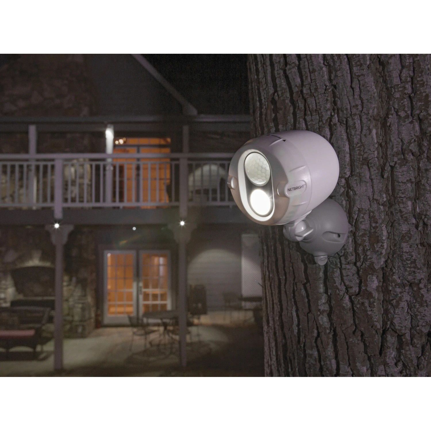 Weißer Mr. Beams LED-Außenstrahler MBN340 mit Bewegungsmelder an Baum montiert.