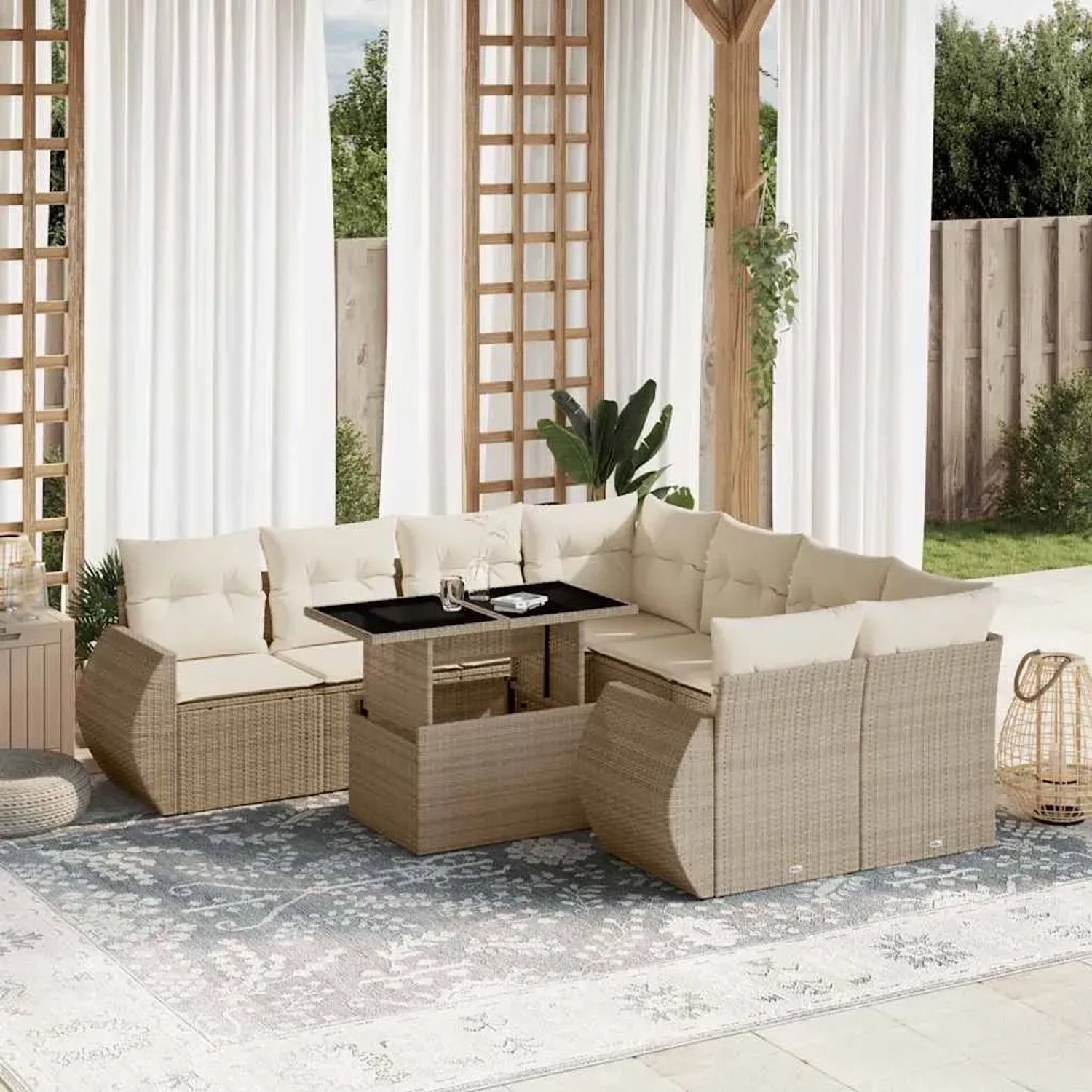 Beige 9-teilige Garten-Sofagarnitur aus Polyrattan mit Kissen und Tisch mit Hubfunktion.