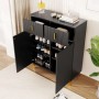 Schwarzer Sideboard Schuhschrank mit strukturierten Türen, Schubladen, Goldgriffen und Beinen. Offen, mit Schuhen. Modernes Design.