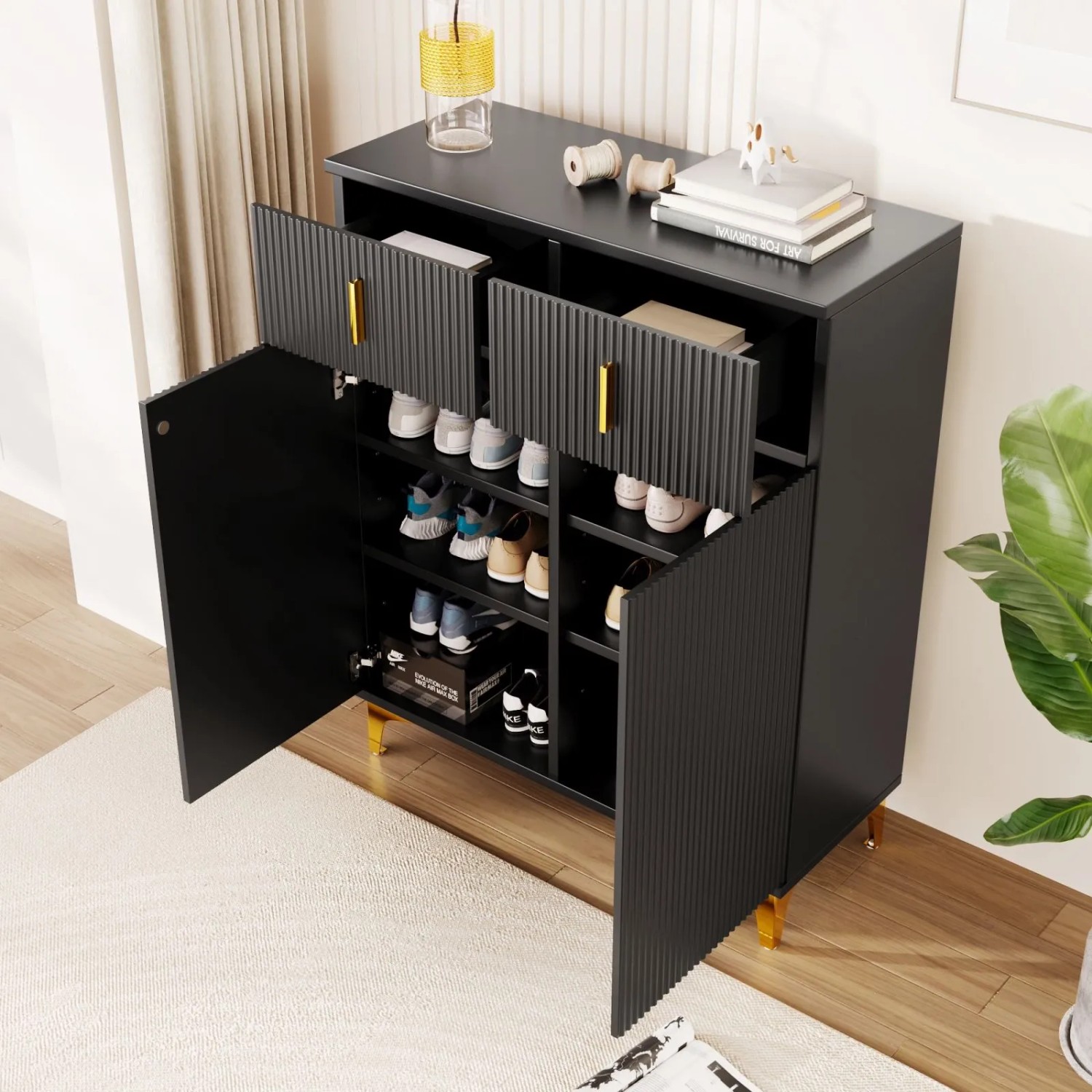 Schwarzer Sideboard Schuhschrank mit strukturierten Türen, Schubladen, Goldgriffen und Beinen. Offen, mit Schuhen. Modernes Design.