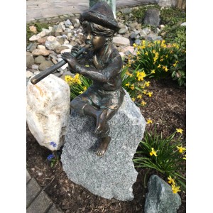 Bronze Teichfigur: Flötenspieler Junge auf Stein, 43cm hoch. Dekorative Gartenskulptur für den Teich.