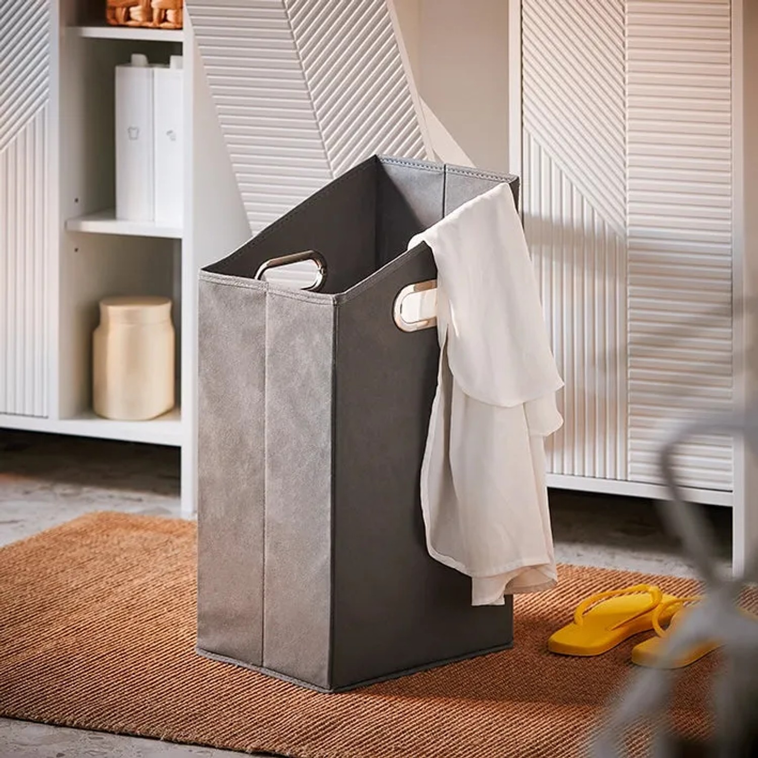 SoBuy Badschrank mit Wäschesack BZR155-W, grau. Hochschrank für Badmöbel-Sets.