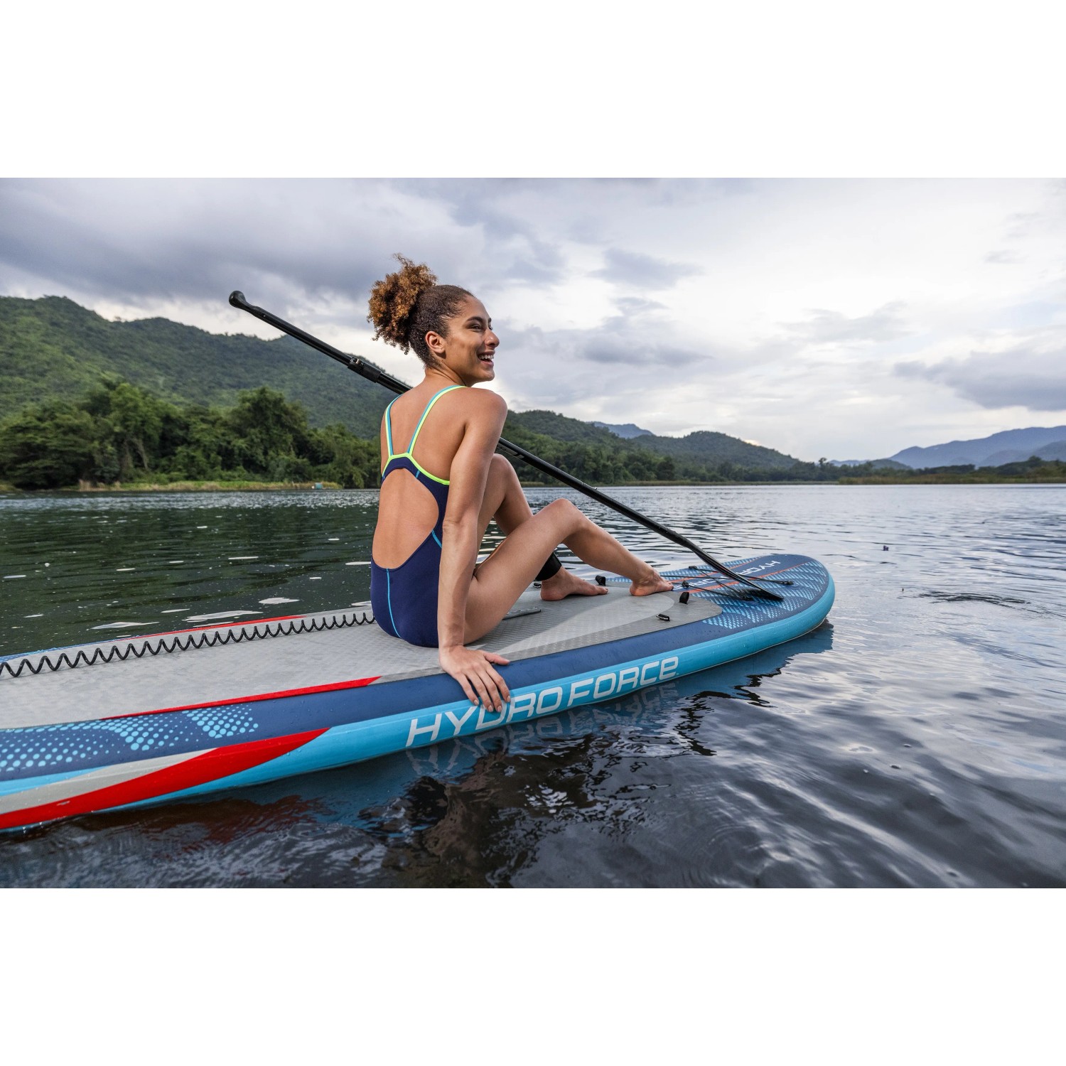 Bestway SUP Board Oceana mit Paddel und Sitz auf dem Wasser.