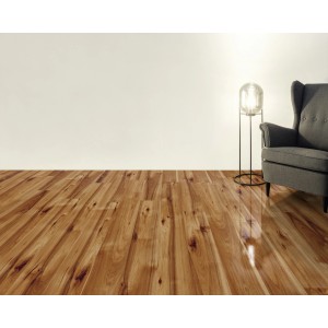 Verlegtes Kaindl Masterfloor Laminat 8 mm Hickory Bravo mit Stuhl und Lampe im Raum.