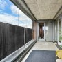 Graue PVC Sichtschutzmatte auf modernem Balkon. Wind- und Blickschutz für Garten & Terrasse.
